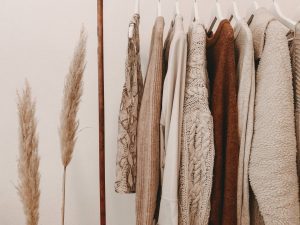 Les pièces incontournables pour un style bohème chic