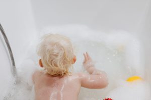 Les bons gestes pour le bain de bébé : sécurité et propreté