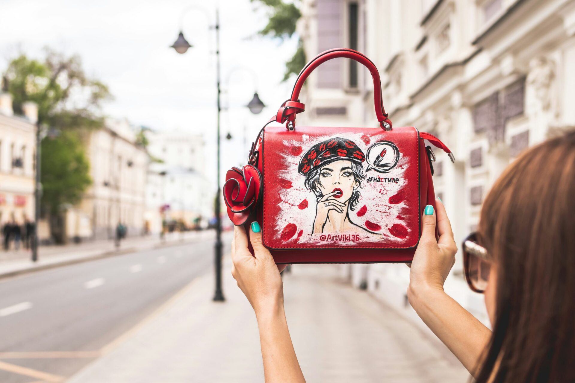 Micro-bags vs maxi-bags : quelle tendance l’emportera en 2025 ?